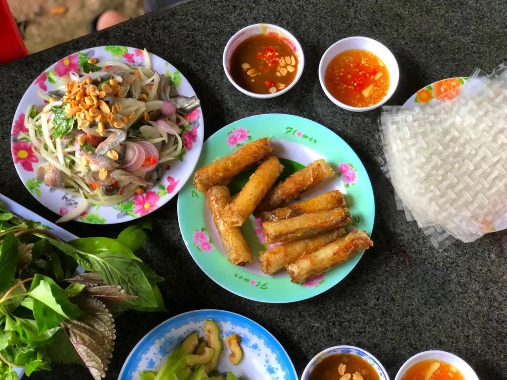 Thưởng thức chả giò – gỏi cá Vũng Tàu