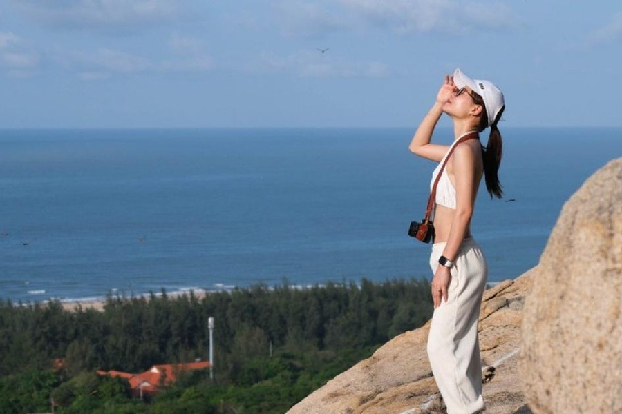 Mỏm đá trên đỉnh Tầm Bồ